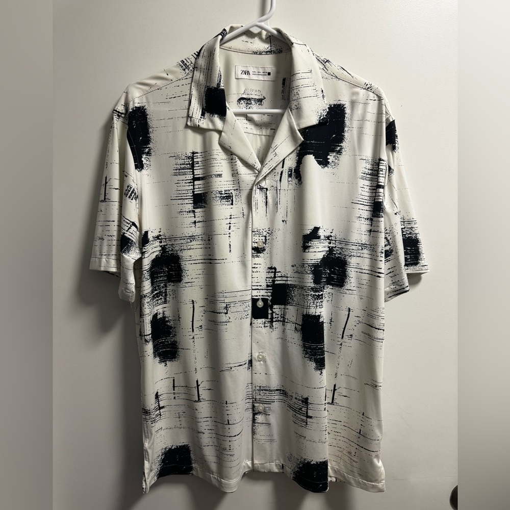 ZARA Men’s Short Sleeve Black and White Abstract Print Shirt L